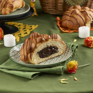 Pan de muerto relleno de chocolate