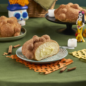 Pan de muerto relleno de crema